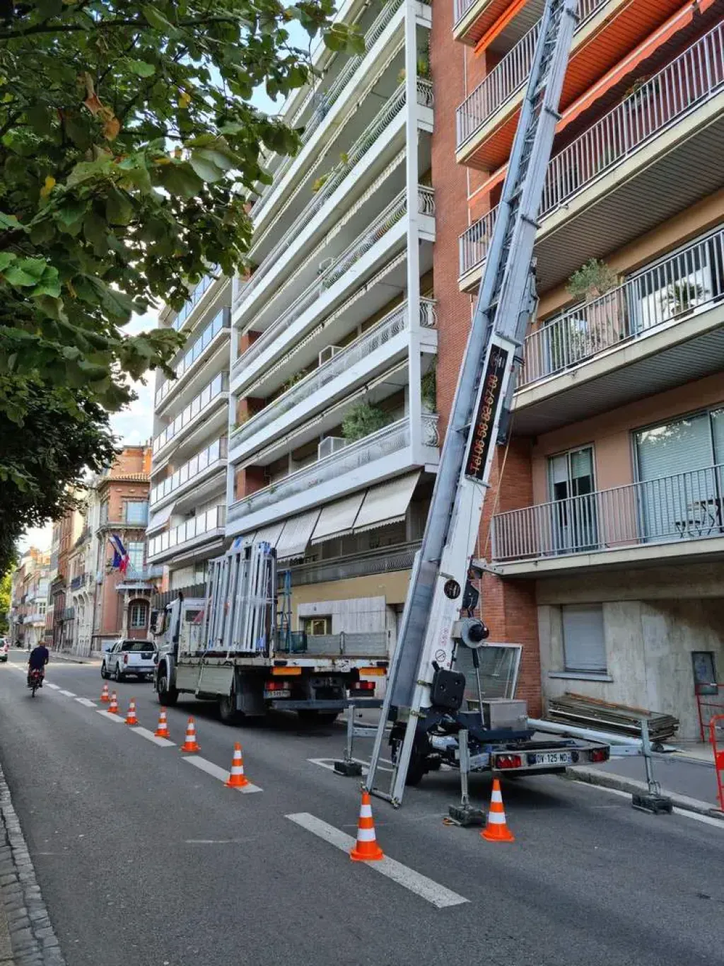 Installation d'une baie vitrée avec un monte-matériau à Toulouse