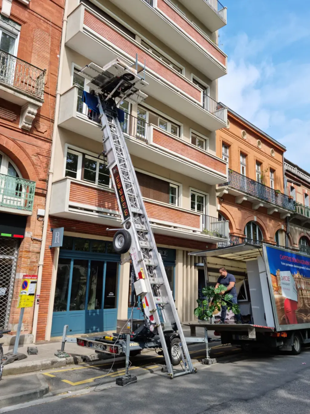 Location d'un monte meuble pour Capitole Déménagement à Toulouse