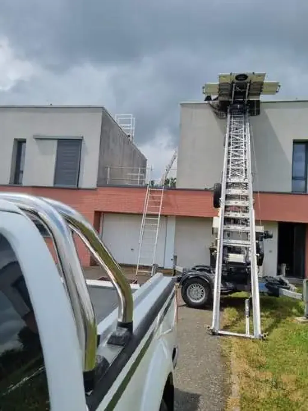 Monte matériau pour une entreprise de panneaux solaires à Toulouse