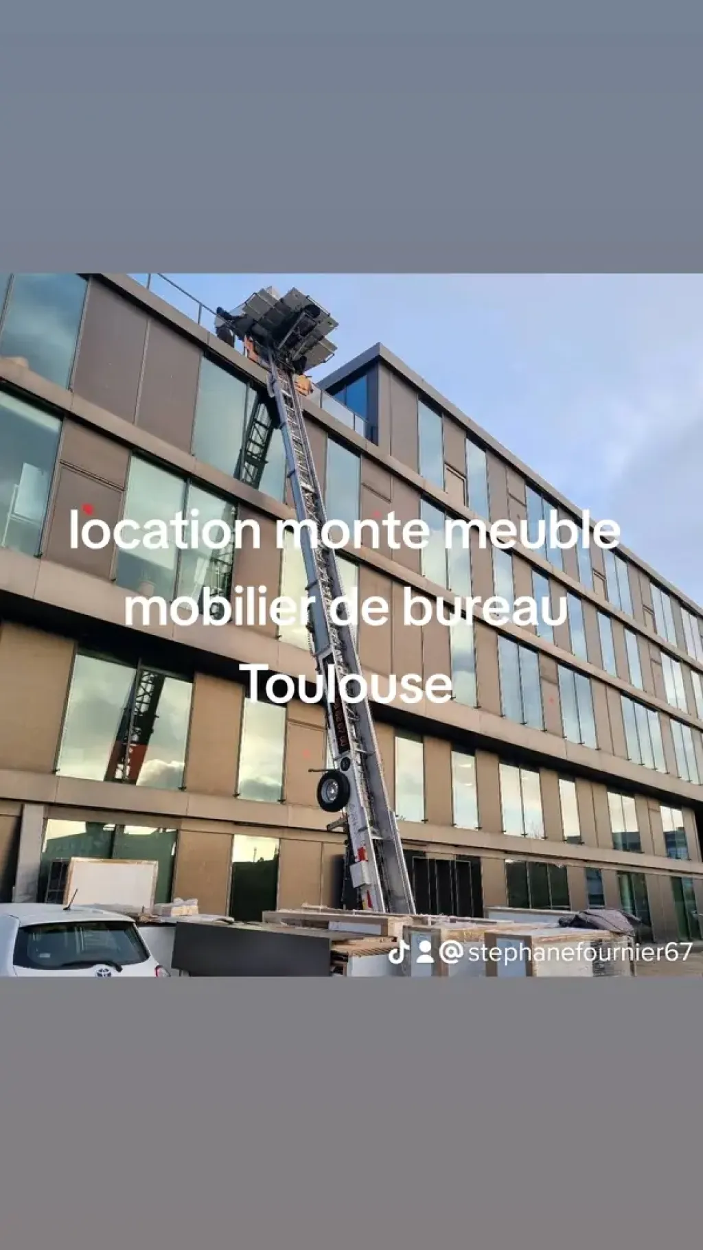 Location monte-matériaux pour entreprise de mobilier à Toulouse