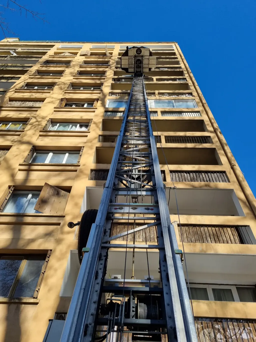 Mise à disposion d'un monte matériaux pour l'entreprise K par K à Toulouse