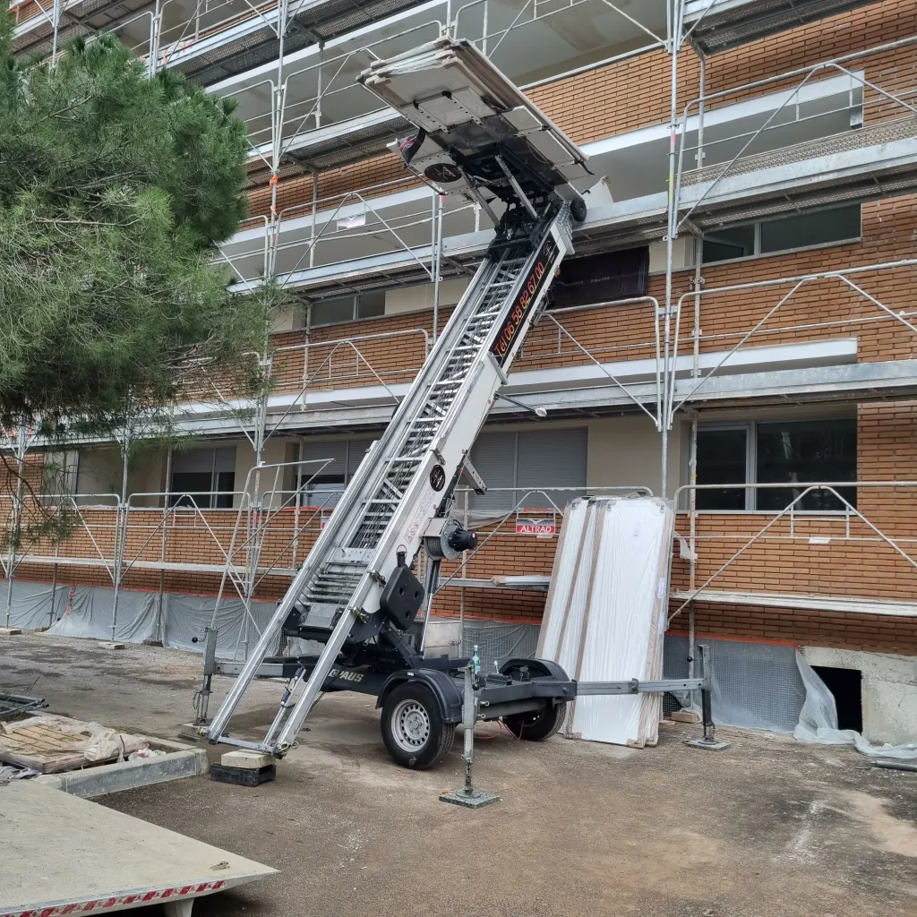 Location d'un monte meuble à Toulouse pour approvisionnement de chantier