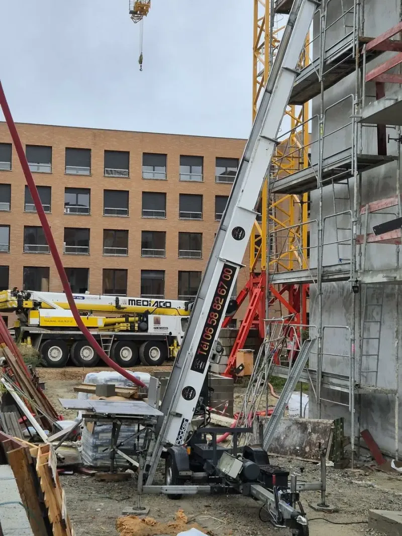 Location de monte-charge pour entreprises du bâtiment à Toulouse, Pau, et Tarbes