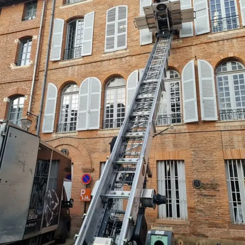 Location d'un monte meuble pour un déménagement industriel à Toulouse